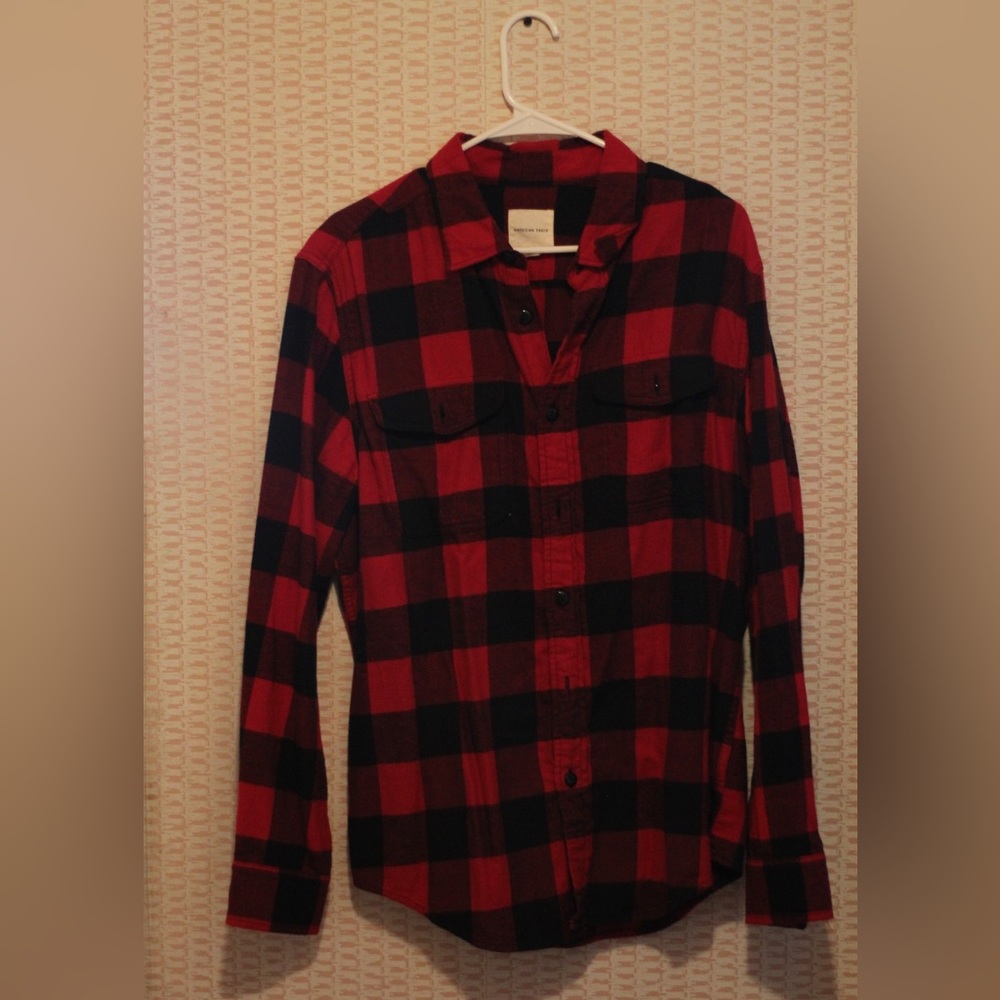 American Eagle Plaid Flannel Button Down in red and black. size Large